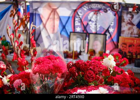 Monumento nazionale spontaneo per i soldati caduti dei PMC Wagner a Mosca. Memoriale della compagnia militare privata dei soldati Yevgeny Prigozhi Foto Stock