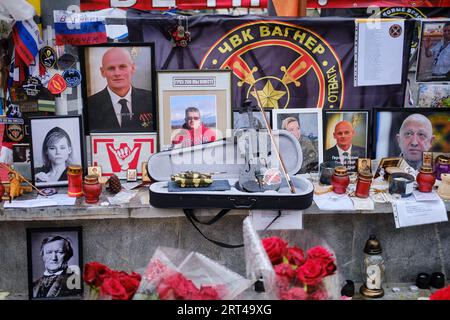 Monumento nazionale spontaneo per i soldati caduti dei PMC Wagner a Mosca. Memoriale della compagnia militare privata dei soldati Yevgeny Prigozhi Foto Stock