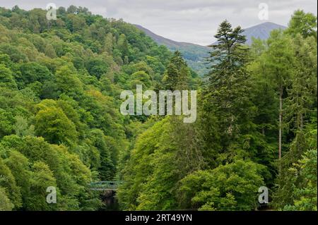 Vista sul fiume Tummel dal ponte di Pitlochry Foto Stock