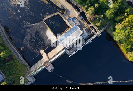 Salmon Ladder presso la diga di Pitlochry e la centrale idroelettrica sul fiume Tummel Foto Stock