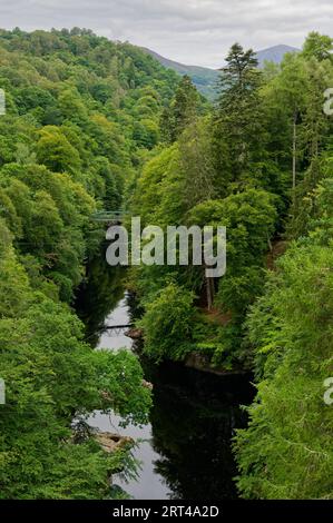 Vista sul fiume Tummel dal ponte di Pitlochry Foto Stock
