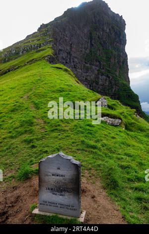 Tomba di James Bond vicino a Kallur Ligthouse sull'isola di Kalsoy, Isole Faroe Foto Stock