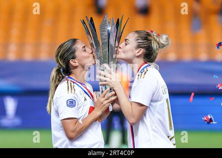 Troyes, Francia. 10 settembre 2023. Troyes, Francia, 10 settembre 2023: Danielle Van de Donk (17 Olympique lyonnais) ed Ellie Carpenter (12 Olympique lyonnais) celebrano la vittoria e baciano il trofeo durante la partita di calcio Trophées des Championnes tra Olympique Lyonnais e Paris St. Germain allo Stade de l'Aube a Troyes, Francia. (Daniela Porcelli/SPP) credito: SPP Sport Press Photo. /Alamy Live News Foto Stock