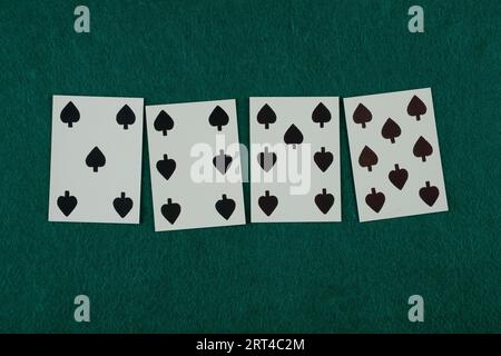 Carta da gioco del vecchio West sul tavolo da gioco verde. Foto Stock