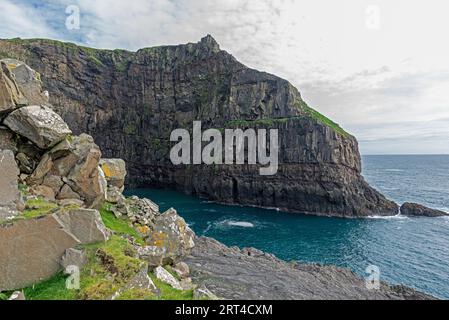 Baia naturale sull'isola di Mykines, Isole Faroe Foto Stock
