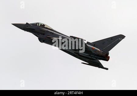 Malaga, Spagna. 10 settembre 2023. Un Eurofighter è visto nel cielo esibirsi durante l'International Torre del Mar Airshow 2023 sulla spiaggia. I membri di diverse squadre acrobatiche si esibiscono durante lo spettacolo aereo, che ogni anno attrae migliaia di persone nella città di Torre del Mar. (Immagine di credito: © Jesus Merida/SOPA Images via ZUMA Press Wire) SOLO USO EDITORIALE! Non per USO commerciale! Crediti: ZUMA Press, Inc./Alamy Live News Foto Stock