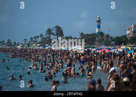 Malaga, Spagna. 10 settembre 2023. I bagnanti si godono una calda giornata estiva mentre guardano lo spettacolo aereo internazionale di Torre del Mar del 2023 sulla spiaggia. I membri di diverse squadre acrobatiche si esibiscono durante lo spettacolo aereo, che ogni anno attrae migliaia di persone nella città di Torre del Mar. (Immagine di credito: © Jesus Merida/SOPA Images via ZUMA Press Wire) SOLO USO EDITORIALE! Non per USO commerciale! Crediti: ZUMA Press, Inc./Alamy Live News Foto Stock