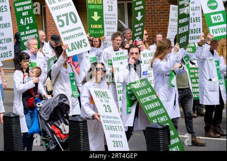 LONDRA - 22 aprile 2023: La comunità medica in prima linea: I medici che portano segni alla marcia di protesta per l'estinzione della ribellione a Londra. Foto Stock