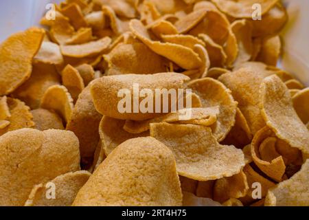 Vista ravvicinata di un vassoio di cracker di gamberi Foto Stock