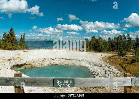 La sorgente del lago Yellowstone è visibile dal West Thumb Geyser Basin del parco nazionale di Yellowstone. Le eruzioni di acqua vulcanica sono di colore blu acqua. Foto Stock