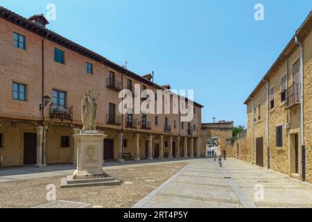 Edifici tipici e statua di San Pedro de Osma, in via Brasilia nella città di El Burgo de Osma, Ciudad de Osma, provincia di Soria, Spagna, Europa. Foto Stock