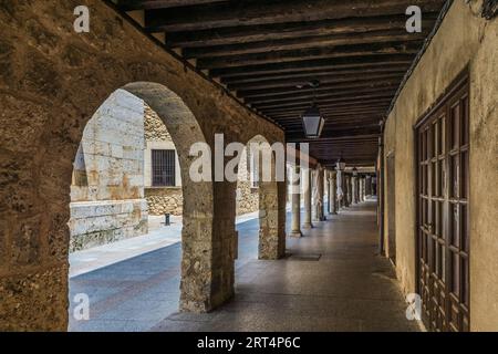 Palazzo episcopale sulla strada principale della città El Burgo de Osma-Ciudad de Osma, Soria, comunità autonoma di Castiglia e Leon, Spagna Foto Stock