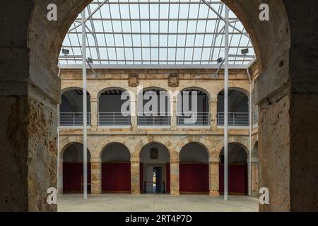 L'Ufficio del Turismo Burgo de Osma si trova al piano terra del Centro culturale, Antiguo Hospital de San Agustín, nella piazza principale, Soria. Foto Stock