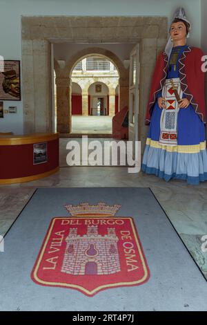 L'Ufficio del Turismo Burgo de Osma si trova al piano terra del Centro culturale, Antiguo Hospital de San Agustín, nella piazza principale, Soria. Foto Stock