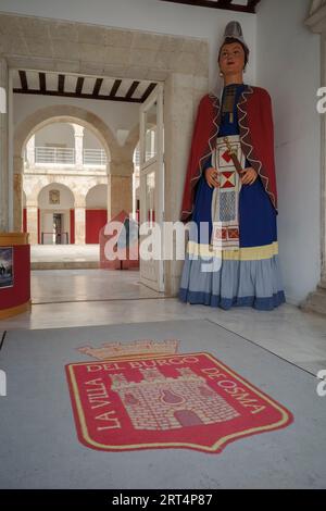 L'Ufficio del Turismo Burgo de Osma si trova al piano terra del Centro culturale, Antiguo Hospital de San Agustín, nella piazza principale, Soria. Foto Stock