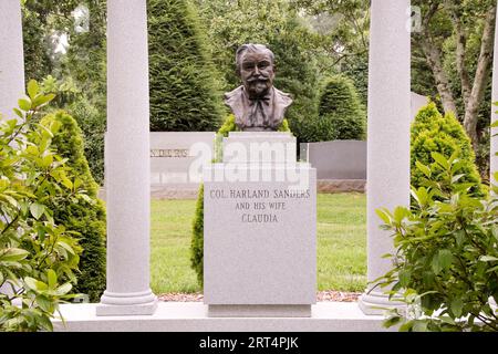 Tomba del colonnello Harland Sanders nel cimitero di Cave Hill, Louisville, Kentucky Foto Stock