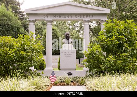 Tomba del colonnello Harland Sanders nel cimitero di Cave Hill, Louisville, Kentucky Foto Stock