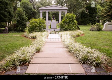 Tomba del colonnello Harland Sanders nel cimitero di Cave Hill, Louisville, Kentucky Foto Stock