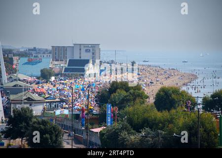 Southend, Regno Unito, 10 settembre 2023, sulla spiaggia alla fine della straordinaria ondata di caldo di settembre. Migliaia di persone hanno affollato la città per immergersi nell'ultimo caldo estivo. Sette giorni di temperature successive di 30c, un record del Regno Unito. Southend, Andrew Lalchan Photography/Alamy Live News Foto Stock