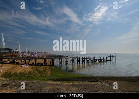 Southend, Regno Unito, 10 settembre 2023, sulla spiaggia alla fine della straordinaria ondata di caldo di settembre. Migliaia di persone hanno affollato la città per immergersi nell'ultimo caldo estivo. Sette giorni di temperature successive di 30c, un record del Regno Unito. Southend, Andrew Lalchan Photography/Alamy Live News Foto Stock