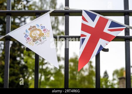 Decorazioni dall'incoronazione di re Carlo nel 2023 al Castello di Balmoral Foto Stock