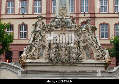 Fontana di San Giorgio (Sankt Georgsbrunnen) nel Kornmarkt (mercato del grano), Treviri, Germania Foto Stock