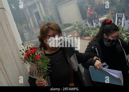 Santiago, metropolitana, Cile. 10 settembre 2023. Pellegrinaggio in commemorazione del colpo di stato compiuto l'11 settembre 1973 in Cile. Sono passati 50 anni da ciò che è accaduto, a marzo hanno partecipato sia i parenti delle vittime della dittatura, sia persone di diverse correnti politiche. Il pellegrinaggio si è svolto domenica 10 settembre, a partire dalle ore 09:30. Dal centro di Santiago, al Cimitero generale. (Immagine di credito: © Eduardo Hidalgo/ZUMA Press Wire) SOLO USO EDITORIALE! Non per USO commerciale! Foto Stock