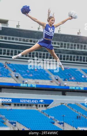 Lexington, Kentucky, USA. 9 settembre 2023. Una cheerleader del Kentucky vola nell'aria prima della partita di football NCAA tra gli EKU Colonels e i Kentucky Wildcats al Kroger Field di Lexington, Kentucky. Kyle Okita/CSM/Alamy Live News Foto Stock