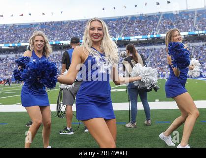 Lexington, Kentucky, USA. 9 settembre 2023. I membri del Kentucky Dance Team si esibiscono a bordo campo durante la partita di football NCAA tra gli EKU Colonels e i Kentucky Wildcats al Kroger Field di Lexington, Kentucky. Kyle Okita/CSM/Alamy Live News Foto Stock