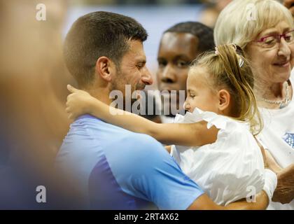 New York, USA, 10 settembre 2023. Il tennista serbo Novak Djokovic festeggia con sua figlia Tara dopo aver vinto il titolo MenÕs US Open 2023 al Billie Jean King National Tennis Center domenica 10 settembre 2023. © Juergen Hasenkopf / Alamy Live News Foto Stock