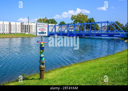 NEW ORLEANS, LOS ANGELES, USA - 10 SETTEMBRE 2023: Segnale di avvertimento di sequestro di imbarcazioni lasciate a Bayou St. John con il paesaggio urbano di Bayou Foto Stock