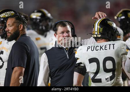 Tallahassee, Florida, USA. 9 settembre 2021. L'allenatore della Southern Miss Golden Eagles Will Hall consola il defensive back Hayes Puckett (29) durante una partita di football tra la Southern Miss Golden Eagles e i Florida State Seminoles al Doak-Campbell Stadium di Tallahassee, Florida. Bobby McDuffie/CSM/Alamy Live News Foto Stock