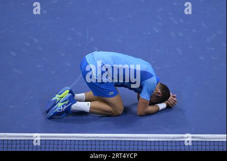 New York, USA. 10 settembre 2023. Novak Djokovic della Serbia reagisce sconfiggendo Daniil Medvedev della Russia durante il loro Men's Singles Final Match agli US Open 2023 all'USTA Billie Jean King National Tennis Center nel quartiere Flushing del Queens di New York, New York, 10 settembre 2023. (Foto di Anthony Behar/Sipa USA) credito: SIPA USA/Alamy Live News Foto Stock