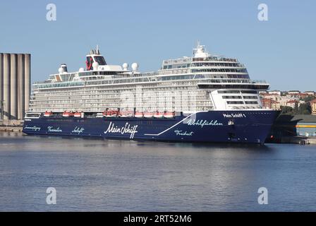 Stoccolma, Svezia - 6 settembre 2023: La nave da crociera Mein Schiff 1, IMO 9783564, operata da TUI Cruises, ormeggiata nel porto di Stoccolma Frihamnen. Foto Stock