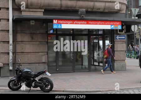 Helsinki, Finlandia - 5 settembre 2023: Ingresso alla stazione della metropolitana dell'università di Helsinki. Foto Stock