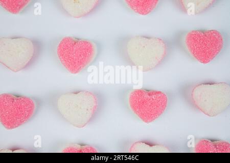 caramelle zuccherate a forma di cuore su sfondo bianco Foto Stock