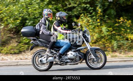 Milton Keynes, Regno Unito-10 settembre 2023: 2012 moto BMW R serie R 1200 R MU bianca che viaggia su una strada inglese. Foto Stock