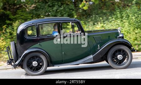 Milton Keynes, Regno Unito-10 settembre 2023: 1935 Morris otto auto d'epoca che viaggia su una strada inglese. Foto Stock