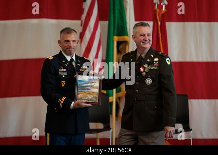 Camp Murray, Washington, USA. 9 settembre 2023. U.S. Army Chief Warrant Officer 5 Tim Gorden, Command Chief Warrant Officer della Washington National Guard, celebra oltre 40 anni di servizio con una cerimonia di pensionamento presso il Pierce County Readiness Center a Camp Murray, Washington, 9 settembre 2023. Gordon si unì alla Washington Army National Guard nel 1989 dopo 5 anni di servizio attivo come ufficiale in comissione di stanza a Fort Lewis. (Immagine di credito: © Adeline Witherspoon/U.S. Army/ZUMA Press Wire) SOLO USO EDITORIALE! Non per USO commerciale! Foto Stock