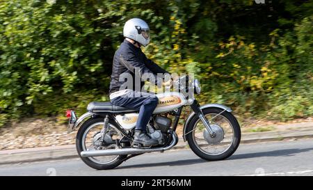 Milton Keynes, UK-10 settembre 2023: 1969 classica Kawasaki 250cc motocicletta che viaggia su una strada inglese. Foto Stock