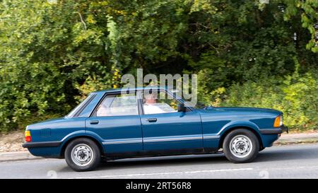 Milton Keynes, UK-10 settembre 2023: 1982 auto Ford Cortina blu che viaggia su una strada inglese. Foto Stock