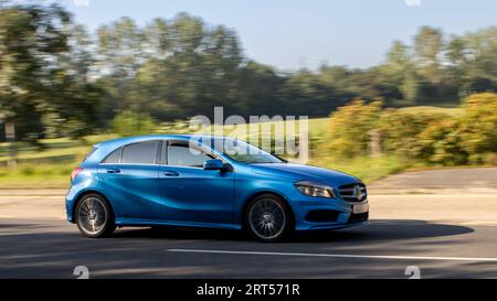 Milton Keynes, Regno Unito - 4 settembre 2023: 2013 Mercedes Benz blu un'auto di classe che viaggia su una strada inglese Foto Stock