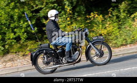 Milton Keynes, Regno Unito-10 settembre 2023: 1952 moto AJS 18S che viaggia su una strada inglese. Foto Stock