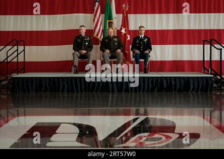 Camp Murray, Washington, USA. 9 settembre 2023. U.S. Army Chief Warrant Officer 5 Marc T. Brackett ha assunto la responsabilità come Washington State Command Chief Warrant Officer dal Chief Warrant Officer 5 Tim Gorden durante una cerimonia di cambio di responsabilità a Camp Murray, Washington, 9 settembre 2023. Gordon, che ha assunto la posizione nel 2011, andrà in pensione dopo più di 40 anni di servizio. (Immagine di credito: © Adeline Witherspoon/U.S. Army/ZUMA Press Wire) SOLO USO EDITORIALE! Non per USO commerciale! Foto Stock