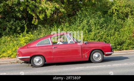 Milton Keynes, Regno Unito-10 settembre 2023: 1964 Red Bond Equipe car che viaggia su una strada inglese. Foto Stock