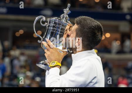 Novak Djokovic della Serbia si pone con il trofeo del campionato dopo aver vinto la finale contro Daniil Medvedev degli US Open Championships al Billie Jean King Tennis Center di New York il 10 settembre 2023. Foto Stock