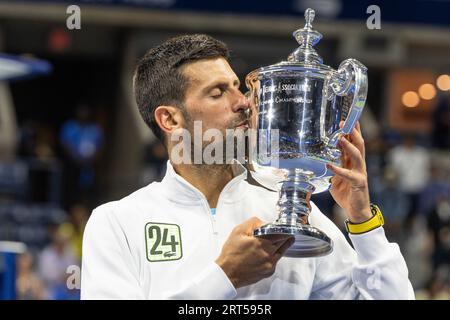 New York, USA. 10 settembre 2023. Novak Djokovic della Serbia si pone con il trofeo del campionato dopo aver vinto la finale contro Daniil Medvedev degli US Open Championships al Billie Jean King Tennis Center di New York il 10 settembre 2023. Vincendo gli US Open, Djokovic eguagliò il record di 24 vittorie detenuto da Margaret Court nel grande Slam. (Foto di Lev Radin/Sipa USA) credito: SIPA USA/Alamy Live News Foto Stock