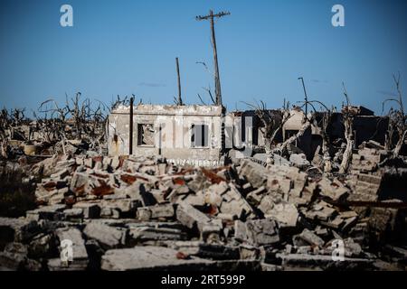 Epecuen, Buenos Aires, Argentina. 23 agosto 2023. Un muro rimane in piedi tra le rovine di Epecuen. Epecuen è il nome di una città turistica argentina in rovina, situata a 7 km da Carhue, nel distretto di Adolfo Alsina, provincia di Buenos Aires. La città è stata fondata nel 1921 sulle rive dell'omonimo lago, aveva circa 1.500 abitanti ed è stata visitata da una media di 25.000 turisti durante l'estate. Le sue acque sono attribuite proprietà curative grazie all'alto livello di salinità, che era un'attrazione turistica in quegli anni. Nel 1985, un'inondazione causata dall'inondazione del lago Foto Stock