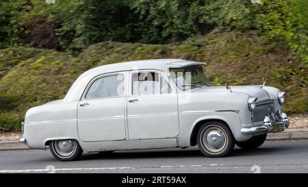 Milton Keynes, Regno Unito-10 settembre 2023: 1955 auto Ford Consul beige che viaggia su una strada inglese. Foto Stock