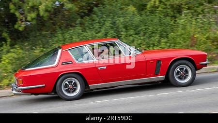 Milton Keynes, UK-10 settembre 2023: 1970 auto rossa Jensen Interceptor che viaggia su una strada inglese. Foto Stock